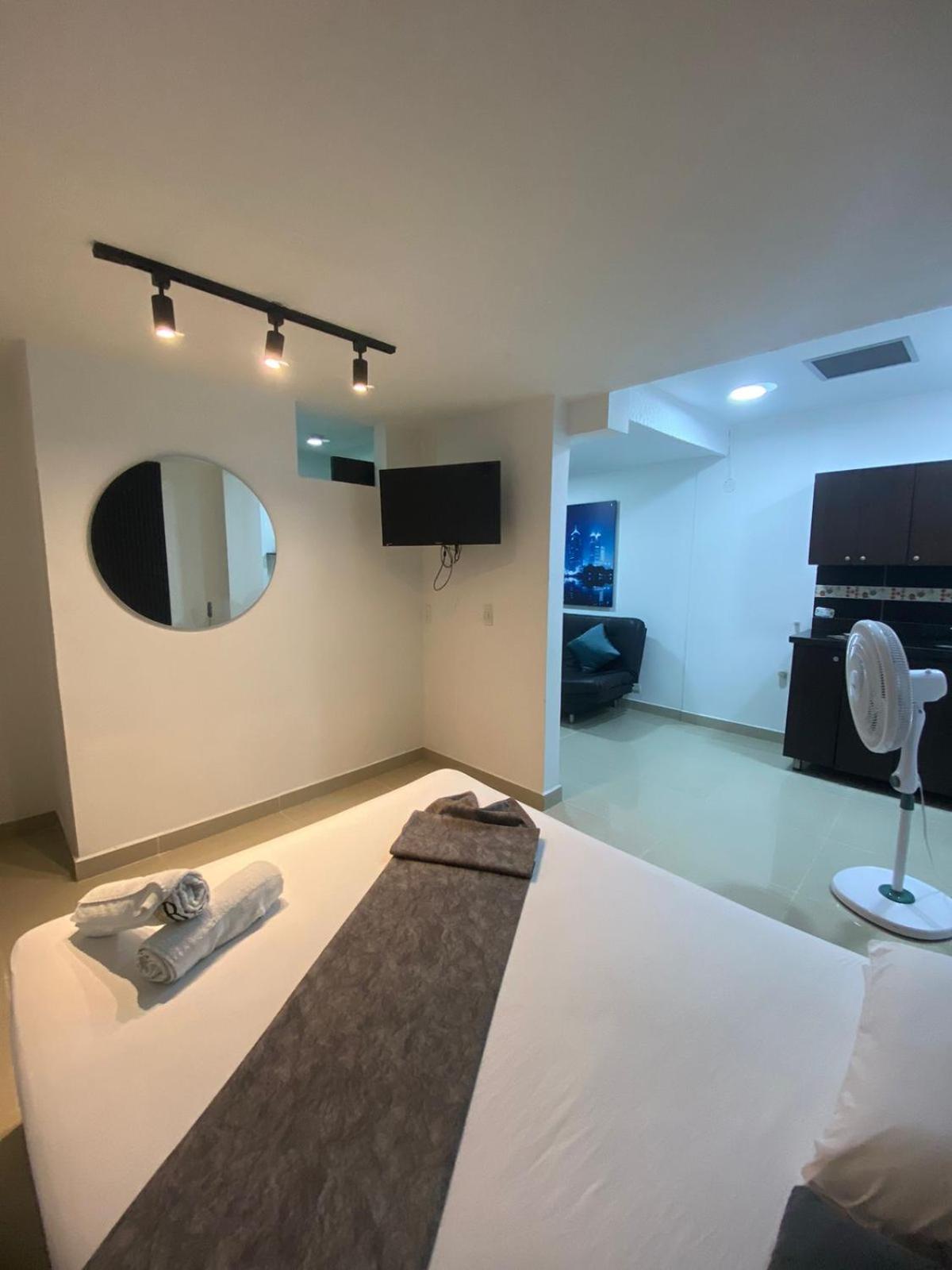 33 Hotel Bulerias ميديلين المظهر الخارجي الصورة